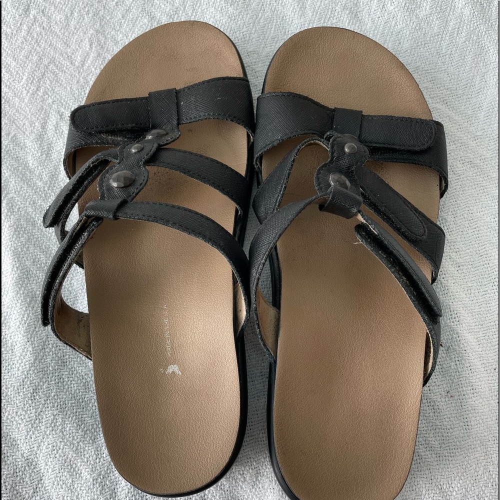 SAS women’s black sandal size 7 1/2 in good condition.